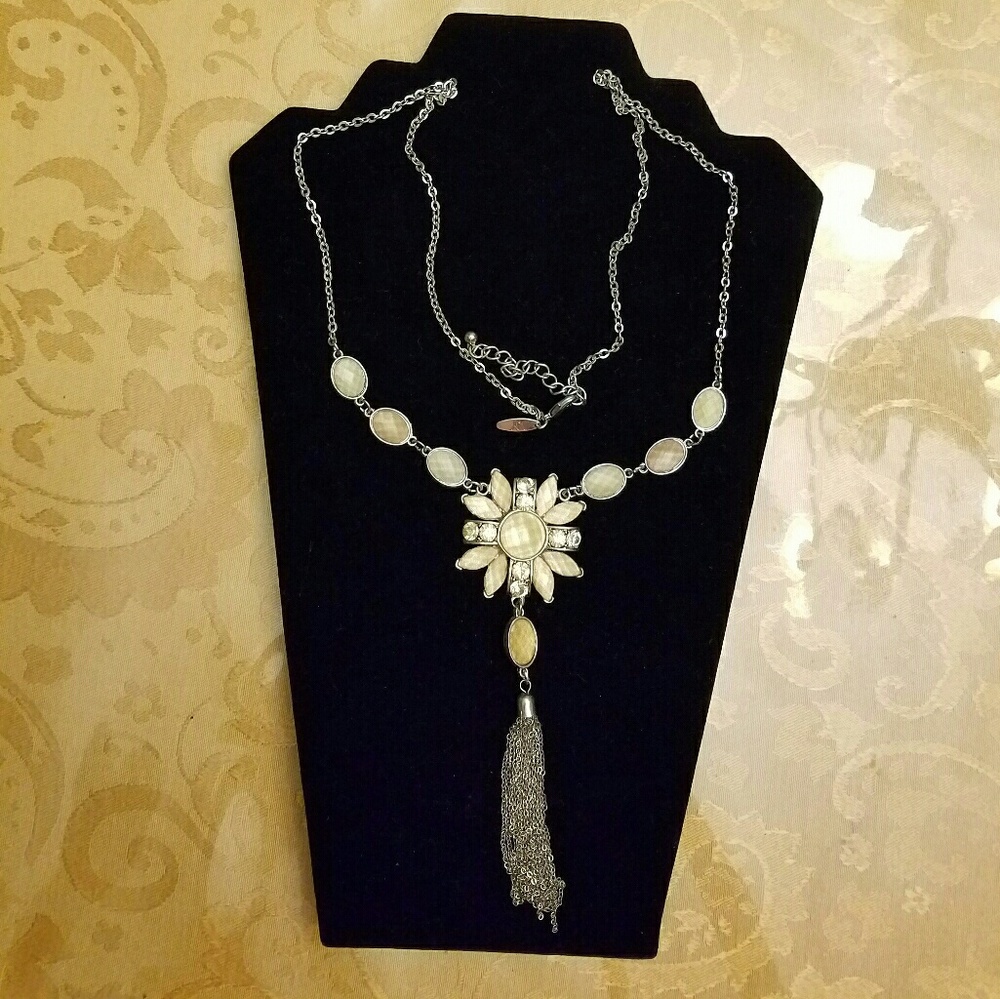 New York & Company necklance - Picture 3 of 6